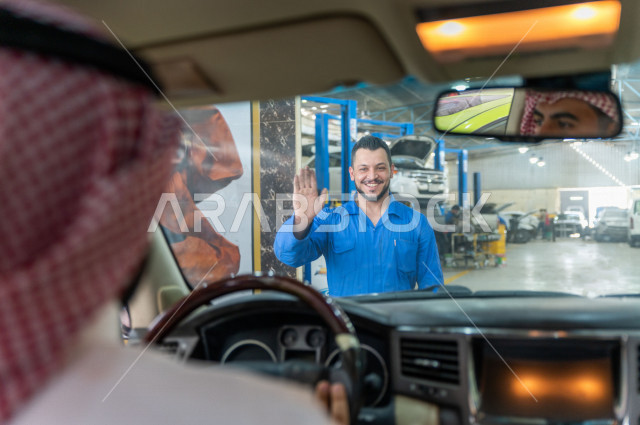 رجل سعودي في زيارة لورشة صيانة السيارات ، يستقبله المهندس الميكانيكي لاصلاح السيارة ، خدمات اصلاح و صيانة السيارات ، مهندس ميكانيكي ، ورشة صيانة 