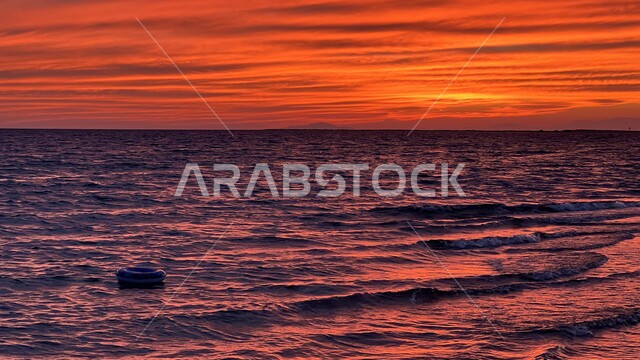 الاستمتاع بالسباحه باستخدام طوافة النجاة، مناظر طبيعية لغروب الشمس على شاطئ البحر الأحمر، أماكن سياحية ترفيهية مشهورة بالمملكة، صورة مقربة  لمياه بحر نيوم في السعودية، خلفية الطبيعة