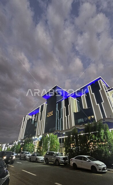 التصميم الهندسي المعماري لاويسس مول في جدة، أماكن سياحية ترفيهة، مجمع تجاري للتسوق في المملكة العربية السعودية، قضاء اوقات ممتعة بالتجول في المولات، سماء زرقاء ملبدة بالسحب والغيوم البيضاء