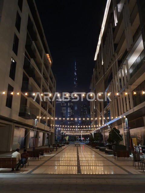 الشوارع والطرقات المعبدة المزينة بالأضواء ليلا، اللوحات الجدارية في ميراس لامير في منطقة جميرا في مدينة دبي، الاهتمام بالتشجير وزراعة النباتات الخضراء،  الاماكن والمعالم السياحية المشهورة في الامارات العربية المتحدة