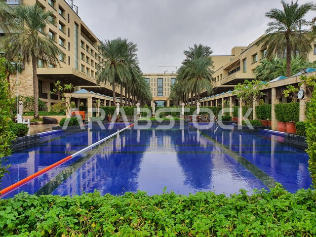 الاهتمام بالتشجير وزراعة النباتات الخضراء، حوض سباحة في فندق جميرا على شاطئ المسيلة، أماكن سياحية ترفيهيه عائليه، النمو والتقدم العمراني للفنادق والمنتجعات الفاخرة في مدينة الكويت، معالم مشهورة للتنزه والتسليه ، الاستمتاع بالمناظر الطبيعية