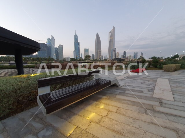 حديقة الشهيد في منطقة الكويت الثقافية الوطنية الجديدة، أماكن ومناطق عائلية للتنزه والترفيه والمتعة، ممرات المشي والتجول ومنظر المروج الخضراء والأشجار والبيئة الطبيعية وقت غروب الشمس، الاهتمام بإضاءة وإنارة الحدائق والمنتزهات العامة في دولة الكويت