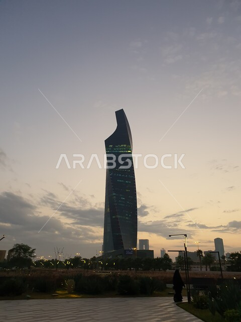  المنتزهات والحدائق العامة في دولة الكويت، برج التجارية المطل على حديقة الشهيد في منطقة الكويت الثقافية الوطنية الجديدة، الاهتمام بإضاءة وإنارة المناطق والأماكن العائلية للتنزه والمتعة، ممرات المشي والتجول، منظر المروج الخضراء والأشجار والبيئة الطبيعية وقت الغروب