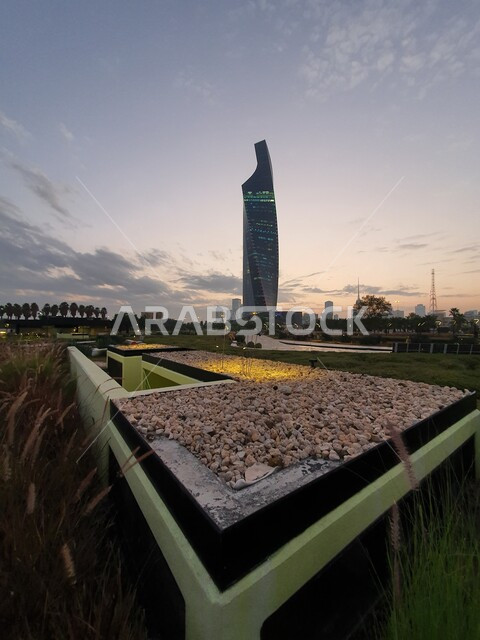  الأعشاب الخضراء والمروج الطبيعية وقت الغروب، المنتزهات والحدائق العامة في دولة الكويت، الفن المعماري لبرج التجارية المطل على حديقة الشهيد في منطقة الكويت الثقافية الوطنية الجديدة، المناطق والأماكن العائلية للتنزه والترفيه والمتعة