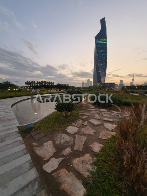 الحدائق والمنتزهات العامة في دولة الكويت، برج التجارية المطل على حديقة الشهيد في منطقة الكويت الثقافية الوطنية الجديدة، الاهتمام بإضاءة وإنارة المناطق والأماكن العائلية للتنزه والمتعة، ممرات المشي والتجول ومنظر المروج الخضراء والأشجار والبيئة الطبيعية في النهار