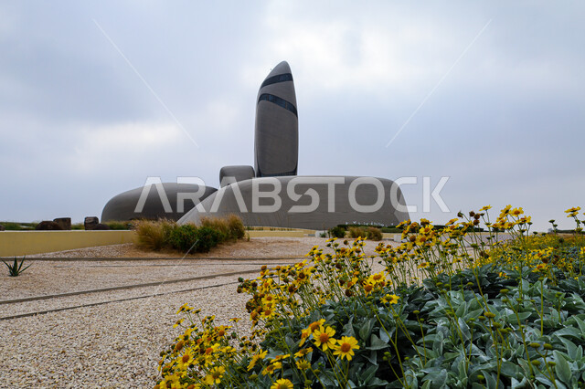 منارة ثقافية علمية متطورة، مركز الملك عبدالعزيز الثقافي العالمي (إثراء) في مدينة الظهران في المملكة العربية السعودية، الاشجار والنباتات الخضراء، الفن الهندسي المعماري العصري والحديث، السياحة الثقافية في السعودية 