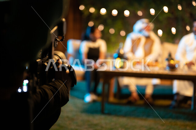 تبادل الأحاديث والتسامر بين الأفراد، ديكورات وزينة المناسبات والأعياد الاسلامية، خلف الكواليس لجلسة تصوير لأسرة عربية خليجية سعودية تقضي أوقات ممتعة في جلسة خارجية في احدى الشاليهات، أجواء عائلية سعيدة في شهر رمضان المبارك