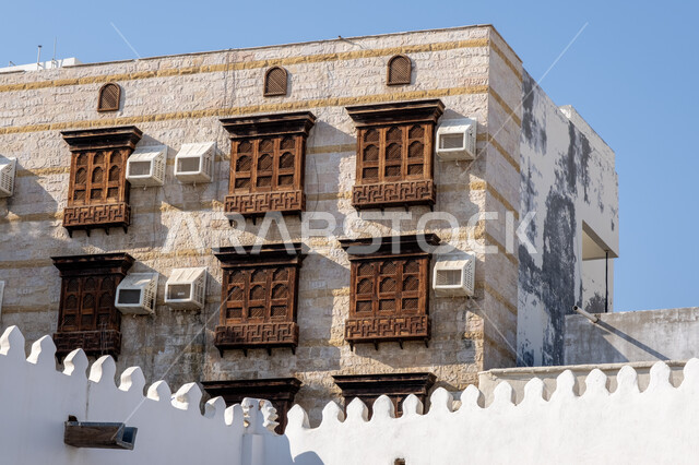 النوافذ والأبواب المصنوعة من الخشب، معالم تاريخية مشهورة في المملكة العربية السعودية, المباني التراثية في مدينة جدة في النهار، البناء المعماري على النمط القديم, أماكن جذب واستقطاب السياح من شتى أنحاء العالم