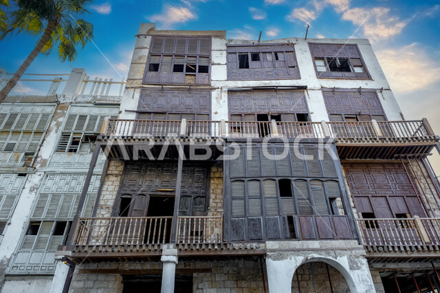 النوافذ والأبواب المصنوعة من الخشب، معالم تاريخية مشهورة في المملكة العربية السعودية, المباني التراثية في مدينة جدة في النهار، البناء المعماري على النمط القديم, أماكن جذب واستقطاب السياح من شتى أنحاء العالم