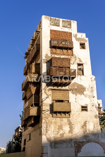 النوافذ والأبواب المصنوعة من الخشب، معالم تاريخية مشهورة في المملكة العربية السعودية, المباني التراثية في مدينة جدة في النهار، البناء المعماري على النمط القديم, أماكن جذب واستقطاب السياح من شتى أنحاء العالم