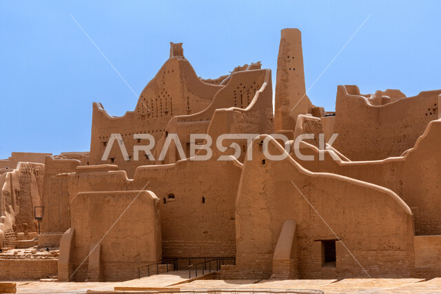 المباني والبيوت الأثرية الطينية في الدرعية، الفن الهندسي المعماري على الطراز القديم لأسوار قصر سلوى في حي البجيري، أماكن ومعالم سياحية شعبية تراثية لجذب السائحين إلى المملكة العربية السعودية، أسوار وحصون تاريخية قديمة في مدينة الرياض