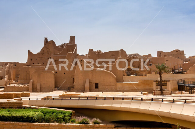 أسوار وحصون تاريخية قديمة في مدينة الرياض، المباني والبيوت الأثرية الطينية في الدرعية، الفن الهندسي المعماري على الطراز القديم لأسوار قصر سلوى في حي البجيري، أماكن ومعالم سياحية شعبية تراثية لجذب السائحين إلى المملكة العربية السعودية    
