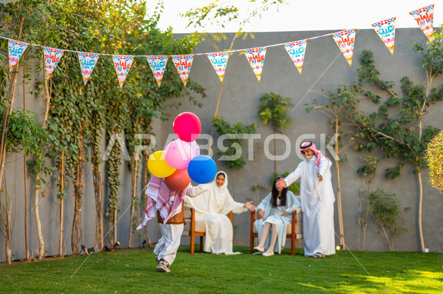  بهجة وفرحة المناسبات بين الأهل، ديكورات وزينة الأعياد الإسلامية السعودية، قضاء الأوقات الممتعة مع العائلة بجلسة خارجية في حديقة المنزل، مفهوم الأناقة والاهتمام بالمظهر الخارجي في السعودية، الملاطفة واللعب مع الأطفال 