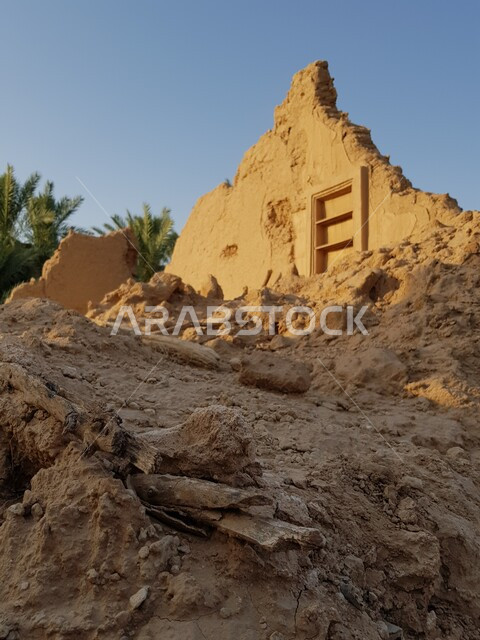 مناطق ومعالم تاريخية اثرية في مدينة الرياض، نمو الأشجار الطبيعية والنباتات الخضراء في المدن السياحية في المملكة العربية السعودية، البيوت والمباني الطينية التراثية المهدمة في البلدة القديمة في النهار، فن العمارة القديم في قرية جلاجل في محافظة المجمعة