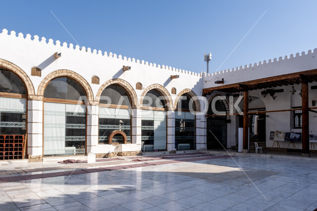 مسجد تاريخي في جدة البلد، معالم تاريخية مشهورة في المملكة العربية السعودية, الفن الهندسي المعماري للجوامع على النمط القديم, أماكن جذب واستقطاب السياح من شتى أنحاء العالم، العبادة والتقرب إلى الله تعالى