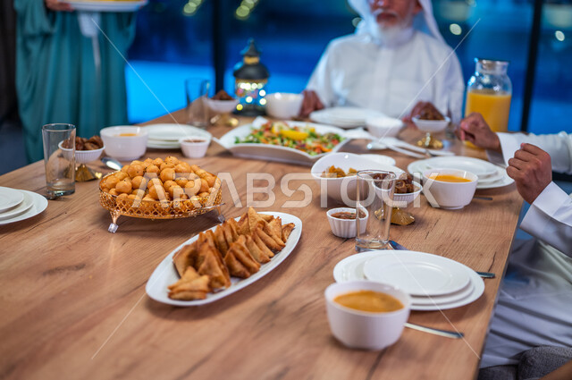 صورة مقربة لسفرة رمضانية مليئة بأصناف المقبلات الشهية والمشروبات الباردة، المأكولات الشرقية السعودية التقليدية، تحضير وتجهيز مائدة الإفطار في شهر رمضان المبارك