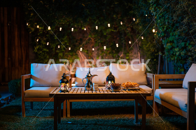 استخدام حبال الإضاءة والفوانيس المعدنية للزينة، ديكورات رمضانية في حديقة المنزل، تحضير جلسة القهوة العربية بعد الإفطار، أجواء دينية رمضانية، الاهتمام بزراعة الأشجار والنباتات