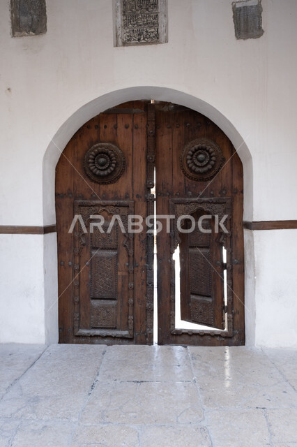 القرى والمدن التاريخية، التصميم المعماري العربي القديم للأبواب الخشبية الأثرية القديمة المزينة بالنقوش والزخارف على الطراز الإسلامي، باب خشبي لمبنى في مدينة جدة التاريخية، أماكن تراثية في المملكة العربية السعودية