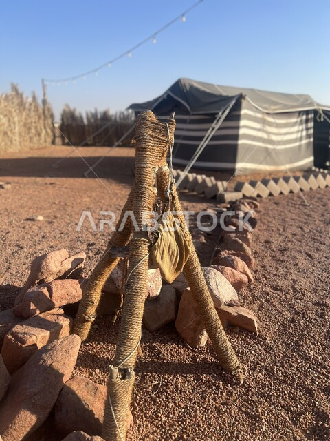 الجلسات التقليدية في البراري السعودية في النهار، صورة مقربة لموقد طيني للتدفئة، البر والتخييم في الكشتات الخارجية، أماكن الرحلات السياحية، قضاء أوقات ممتعة، خيم شعبية وسط الصحراء