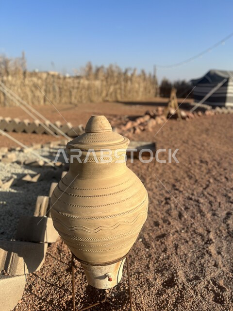 معدات وادوات الرحلات البرية، جلسات شعبية تقليدية، اجواء بريه ممتعة في مناطق طبيعية سياحية، البر والتخييم في الكشتات الخارجية، نزهة في الهوء الطلق، الأصالة والعراقة والتراث السعودي، جرة تقليدية مصنوعة من الفخار 