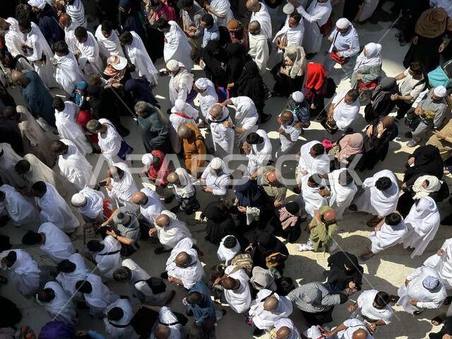  مدن واماكن دينية مقدسة، أداء مناسك الحج والعمرة، الحرم المكي الشريف،الفن الهندسي المعماري على الطراز الإسلامي، صورة مقربة للحجاج والمعتمرين في ساحة المسجد الحرام في مكة المكرمة في المملكة العربية السعودية في النهار