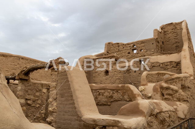 المباني والبيوت الأثرية الطينية في الدرعية، الفن الهندسي المعماري على الطراز القديم، أسوار قصر سلوى في حي البجيري، أماكن ومعالم سياحية شعبية تراثية لجذب السائحين إلى المملكة العربية السعودية، أسوار وحصون تاريخية قديمة في مدينة الرياض