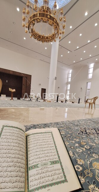 الإكثار من الطاعات في شهر رمضان المبارك، العبادة والتقرب الى الله، حفظ وتلاوة القرآن الكريم، قراءة الآيات والسور القرآنية من المصحف الشريف داخل أحد المساجد الفاخرة في المملكة العربية السعودية