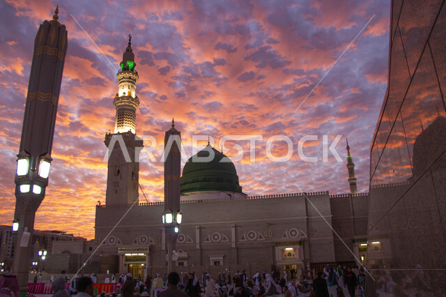 منظر السماء المليئة بالغيوم والسحب وقت غروب الشمس، الطاعة والتقرب إلى الله, الفن الهندسي المعماري الاسلامي لمسجد رسول الله, الحرم النبوي الشريف في المدينة المنورة، معالم وأماكن دينية مقدسة في المملكة العربية السعودية، اسلاميات وعبادة