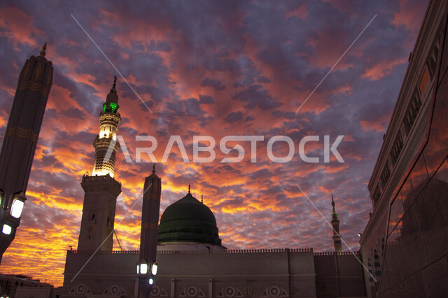 الطاعة والتقرب إلى الله, الفن الهندسي المعماري الاسلامي لمسجد رسول الله, الساحة الخارجية للحرم النبوي الشريف في المدينة المنورة، معالم وأماكن دينية مقدسة في المملكة العربية السعودية، اسلاميات وعبادة، منظر السماء المليئة بالغيوم والسحب وقت غروب الشمس