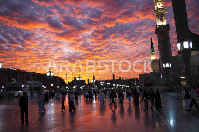 الساحة الخارجية للحرم النبوي الشريف في المدينة المنورة، معالم وأماكن دينية مقدسة في المملكة العربية السعودية، اسلاميات وعبادة، منظر السماء المليئة بالغيوم والسحب وقت غروب الشمس، الطاعة والتقرب إلى الله, الفن الهندسي المعماري الاسلامي لمسجد رسول الله