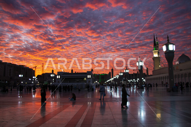 الطاعة والتقرب إلى الله, الفن الهندسي المعماري الاسلامي لمسجد رسول الله, الساحة الخارجية للحرم النبوي الشريف في المدينة المنورة، معالم وأماكن دينية مقدسة في المملكة العربية السعودية، اسلاميات وعبادة، منظر السماء المليئة بالغيوم والسحب وقت غروب الشمس