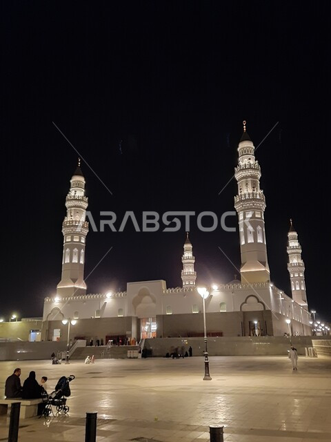 الفن الهندسي المعماري المتميز والديكورات الاسلامية على الطراز الحديث، العبادة والتقرب إلى الله، مآذن و قبب مسجد قباء المضيئة في المدينة المنورة ليلا، المصلين والزائرين في الفناء الخارجي للجامع، معالم و أماكن دينية مقدسة في المملكة العربية السعودية