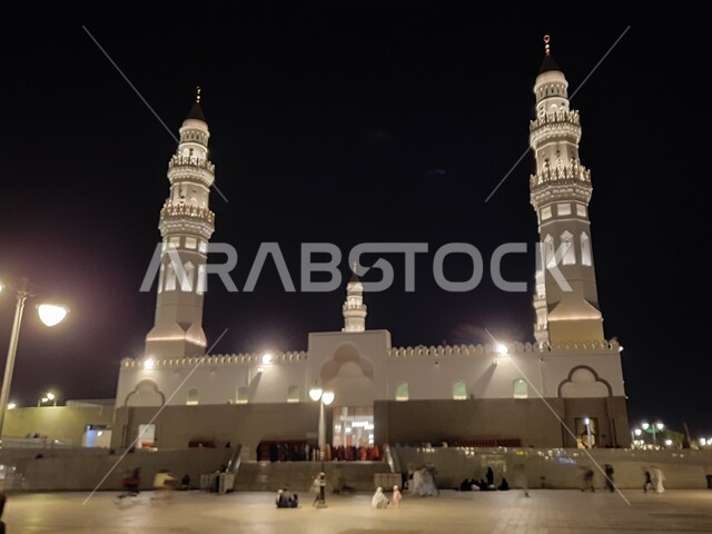 الفن الهندسي المعماري المتميز والديكورات الاسلامية على الطراز الحديث، العبادة والتقرب إلى الله، مآذن و قبب مسجد قباء المضيئة في المدينة المنورة ليلا، المصلين والزائرين في الفناء الخارجي للجامع، معالم و أماكن دينية مقدسة في المملكة العربية السعودية