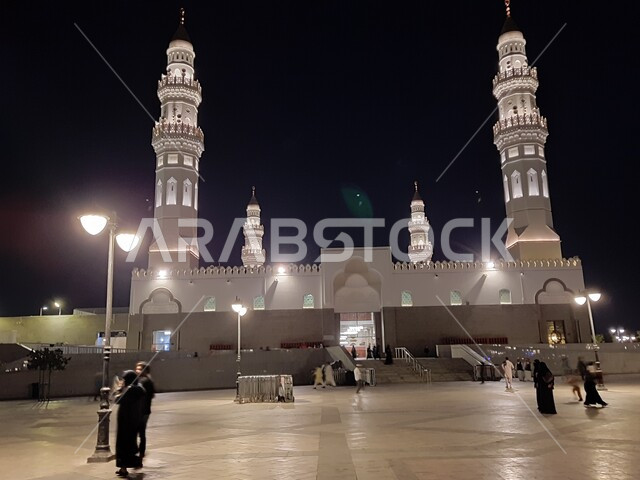 الفن الهندسي المعماري المتميز والديكورات الاسلامية على الطراز الحديث، العبادة والتقرب إلى الله، مآذن و قبب مسجد قباء المضيئة في المدينة المنورة ليلا، المصلين والزائرين في الفناء الخارجي للجامع، معالم و أماكن دينية مقدسة في المملكة العربية السعودية