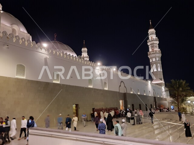 العبادة والتقرب إلى الله، الفن الهندسي المعماري المتميز والديكورات الاسلامية على الطراز الحديث، مآذن و قبب مسجد قباء المضيئة في المدينة المنورة ليلا، تجمع المصلين والزائرين في الفناء الخارجي للجامع، معالم و أماكن دينية مقدسة في المملكة العربية السعودية