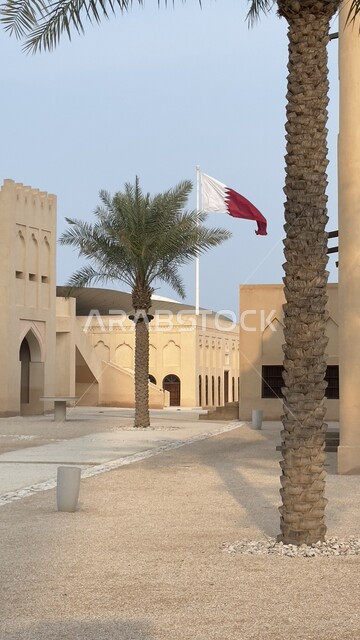 الاهتمام بزراعة أشجار النخيل والنباتات الخضراء، سارية علم دولة قطر امام مبنى المتحف الوطني على شكل وردة الصحراء في النهار، الفن الهندسي المعماري المتطور للمتاحف والمعالم التراثية الحضارية المشهورة، تصاميم وديكورات فنية تعكس الثقافة القطرية وهوية البلاد