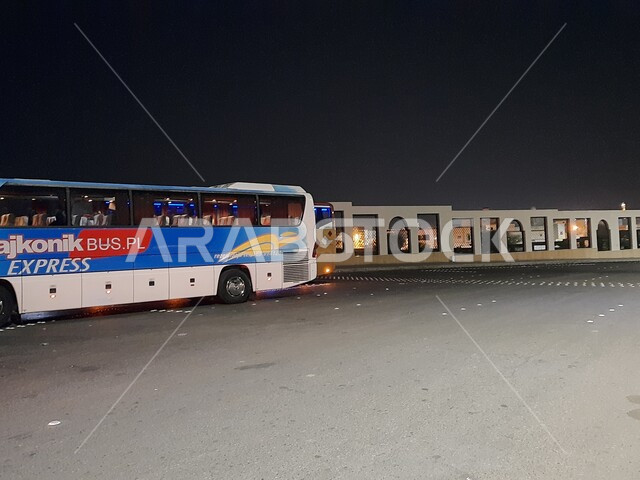 وصول الزوار إلى مقر شهداء غزوة بدر في المدينة المنورة في وضع الليل، الأحياء التراثية الشعبية الأثرية التاريخية، الطرقات والشوارع المعبدة، أماكن ومعالم إسلامية دينية مشهورة في المملكة العربية السعودية 