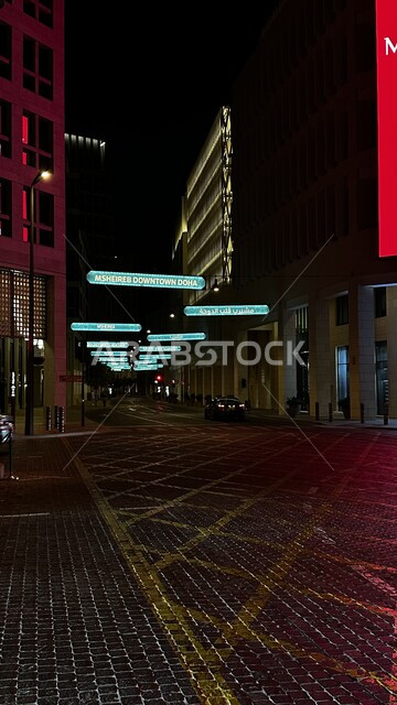 مشيرب داون تاون في مدينة الدوحة، الأبراج والمنشآت التجارية والسكنية المضاءة في الليل، مراكز التسوق والفعاليات الممتعة، الفن الهندسي المعماري للمباني على الطراز التراثي لدولة قطر، مركز ثقافي للمواهب الإقليمية والدولية