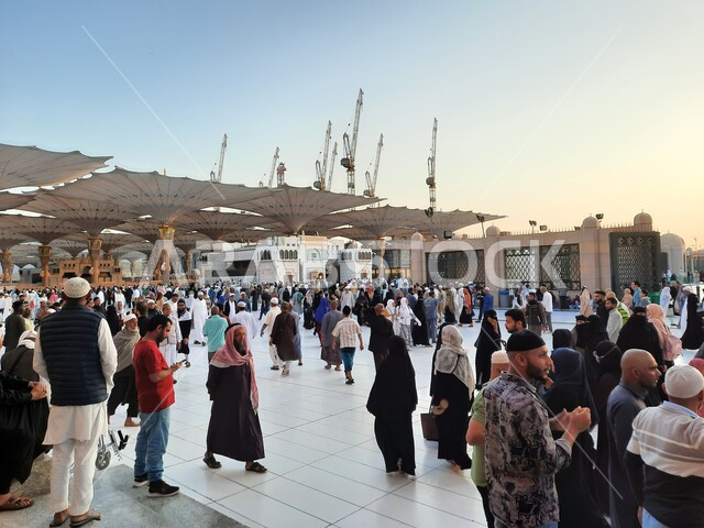 تجمع المسلمون في المجمع الخارجي للمسجد النبوي في المدينة المنورة بالمملكة العربية السعودية، أماكن و معالم دينية مقدسة، المآذن والمظلات الالكترونية، الفن الهندسي المعماري للجوامع على الطراز الإسلامي