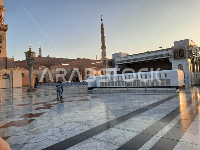 المآذن والمظلات الالكترونية، منظر السماء في وقت الغروب فوق المسجد النبوي في المدينة المنورة، أماكن و معالم دينية مقدسة  في المملكة العربية السعودية، الفن الهندسي المعماري للجوامع على الطراز الإسلامي
