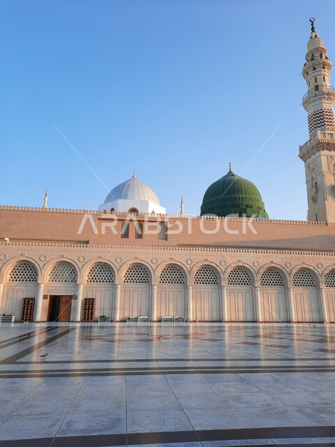 الفن الهندسي المعماري للجوامع على الطراز الإسلامي، منظر السماء في والنهار فوق المسجد النبوي في المدينة المنورة، أماكن و معالم دينية مقدسة  في المملكة العربية السعودية