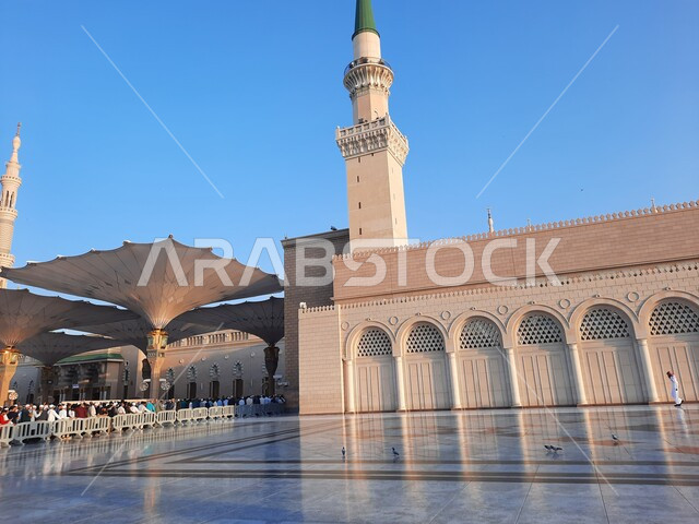 المآذن والمظلات الالكترونية، منظر السماء في والنهار فوق المسجد النبوي في المدينة المنورة، أماكن و معالم دينية مقدسة  في المملكة العربية السعودية، الفن الهندسي المعماري للجوامع على الطراز الإسلامي