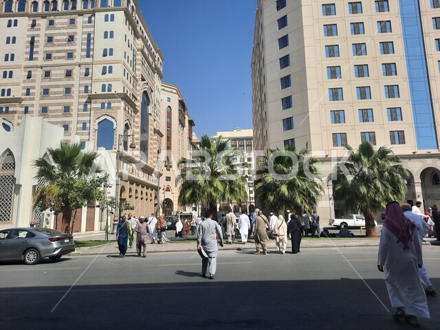 الاهتمام بزراعة أشجار النخيل، منظر الطرق و الشوارع في النهار، فندق راما المدينه في المدينة المنورة، الفن الهندسي للمباني والابراج المحيطة بالحرم النبوي الشريف، معالم وأماكن سياحية مشهورة