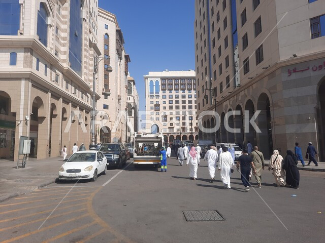 كراون بلازا في المدينة المنورة، وجهة المسلمين من انحاء العالم، منظر الطرق والشوارع في النهار، الفن الهندسي للمباني والابراج المحيطة بالحرم النبوي الشريف، معالم وأماكن سياحية مشهورة