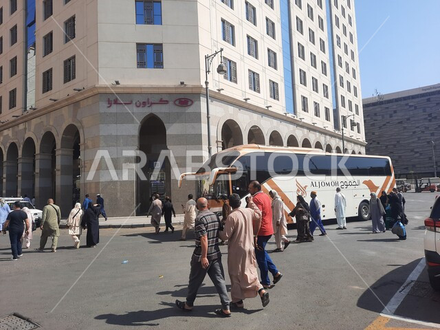 وجهة المسلمين من انحاء العالم، منظر الطرق والشوارع في النهار، صورة مقربة لكراون بلازا في المدينة المنورة، الفن الهندسي للمباني والابراج المحيطة بالحرم النبوي الشريف، معالم وأماكن سياحية مشهورة