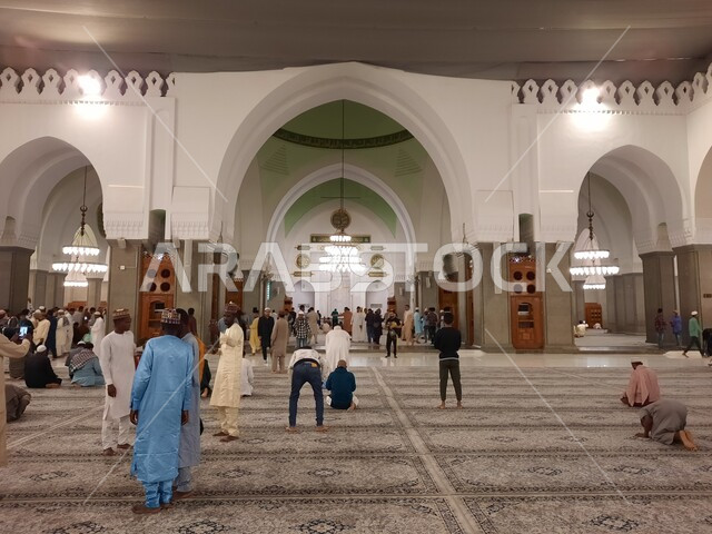 الزخرفة و الديكورات الإسلامية، تجمع المسلمين من انحاء العالم، صورة من داخل مسجد قباء في المدينة المنورة بالمملكة العربية السعودية، التصميم الداخلي على الطراز الإسلامي، العبادة والتقرب الى الله، أماكن دينية مقدسة