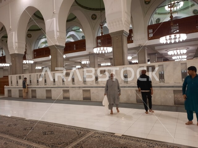 العبادة والتقرب الى الله، التصميم الداخلي على الطراز الإسلامي، مجموعة من المصليين داخل مسجد قباء في المدينة المنورة بالمملكة العربية السعودية، الزخرفة و الديكورات الإسلامية، أماكن دينية مقدسة