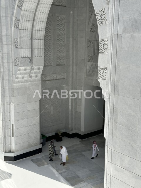 مدخل المسجد الحرام من الخارج, الفن المعماري الهندسي على الطراز الإسلامي القديم, معالم الحرم المكي الشريف في مدينة مكة المكرمة في المملكة العربية السعودية، أماكن إسلامية دينية مقدسة, العبادة والتقرب إلى الله، أداء مناسك الحج والعمرة