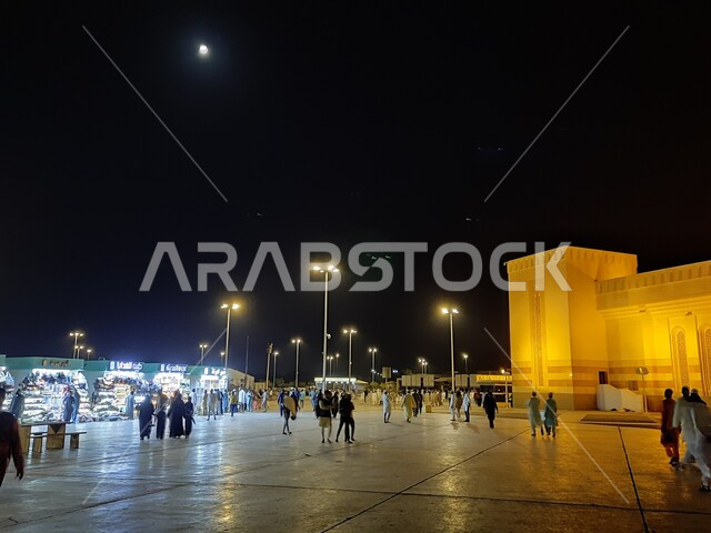 العبادة والتقرب إلى الله، التصميم الهندسي المعماري المميز،  مسجد شهداء أحد في المدينة المنورة بالمملكة العربية السعودية ليلا، معالم دينية اسلامية مشهورة، نداء المسلمين لاداء فريضة الصلاة في وقتها