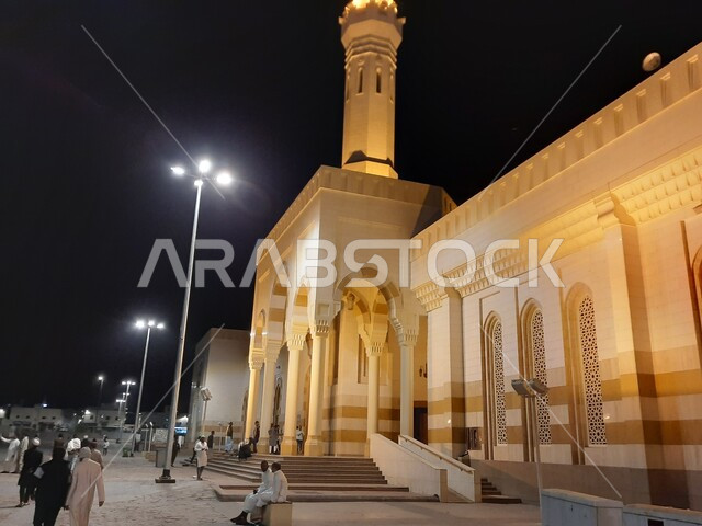  مسجد شهداء أحد في المدينة المنورة بالمملكة العربية السعودية ليلا، التصميم الهندسي المعماري المميز، العبادة والتقرب إلى الله، معالم دينية اسلامية مشهورة، نداء المسلمين لاداء فريضة الصلاة في وقتها